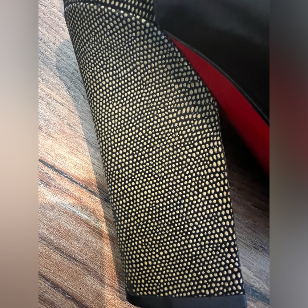 Gorgeous classic versatile Christian Louboutin peeptoe sling back platform heel. - Picture 11 of 15